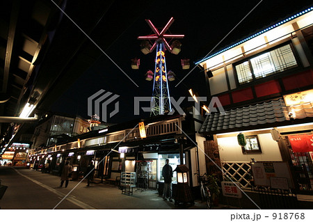 浅草の町並みと花やしき 夜 １の写真素材