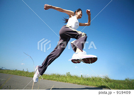 ジョギング 走る 女性の写真素材