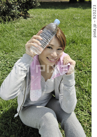 ペットボトルを持つ女性 920223