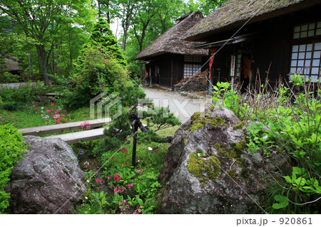 茅葺屋根古民家と新緑 茅葺屋根古民家と新緑 920861