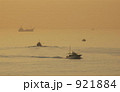 黄金の海に行き交う漁船達 921884