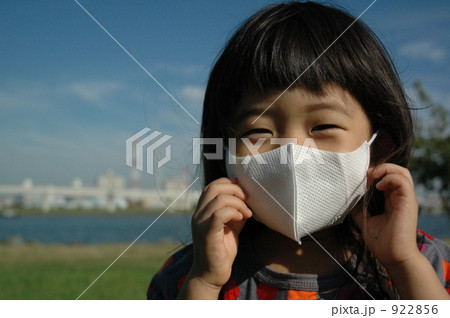 マスクをする女の子の写真素材