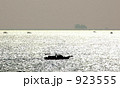蜃気楼船のいる孤舟 923555