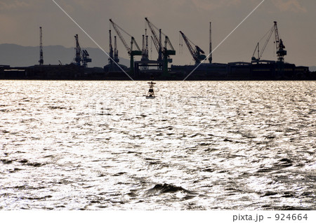 逆光の造船所 924664