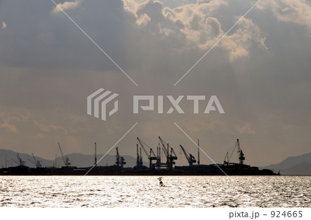 逆光の造船所 924665