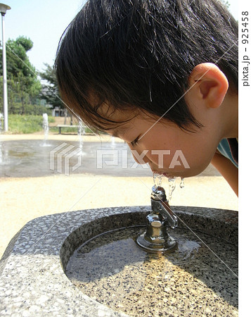 公園で水飲みする男の子！！！ 925458