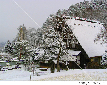 積雪の飛騨の里 925793