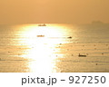 黄金色の朝日に染まる塩屋の海 927250