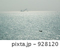 朝の光る海、クレーン船とボート 928120