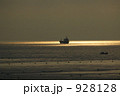 黄金色に浮かぶ沖の船 928128