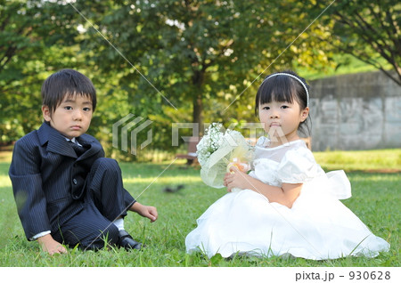 結婚式衣装の子供カップルの写真素材