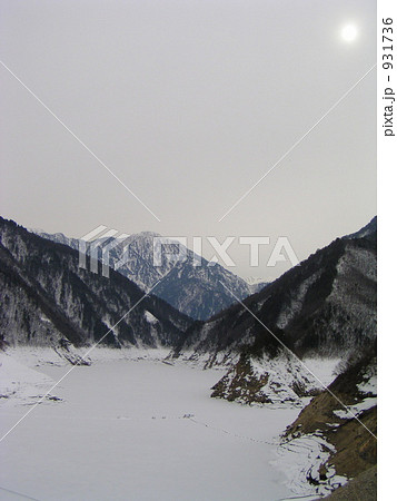幻想的な冬のダム湖 931736