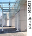 パシフィコ横浜の広場の通路です 933623