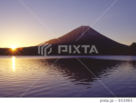 精進湖の日の出 933965