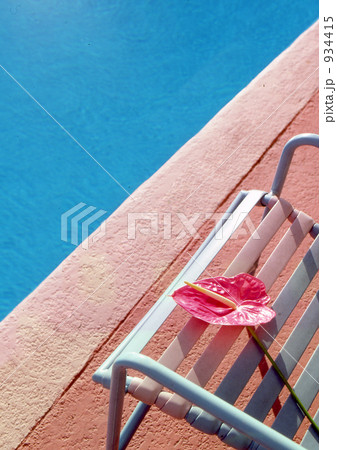 リゾートのプールサイド 934415