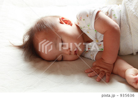 昼寝する赤ちゃん 昼寝する赤ちゃん 935636