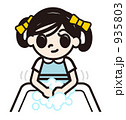手を洗う女の子 935803