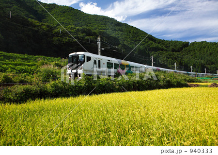 田園風景と特急あずさ 940333