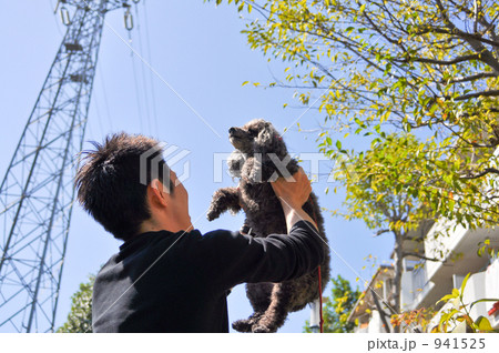 犬を抱っこする男性の写真素材