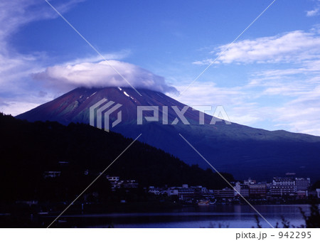 河口湖と傘雲の富士 942295