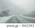 積雪時の高速道路 942393