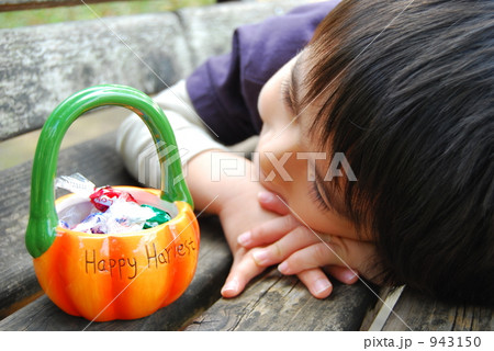 子供とハロウィンキャンディー 子供とハロウィンキャンディー 943150