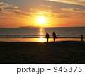 夕日に映えるシルエット 945375