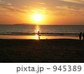 夕日に映えるシルエット 945389