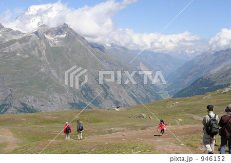 アルプの大自然をハイキングする少女 946152