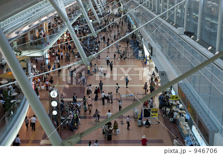 大勢の旅行者で賑わう羽田空港出発ロビー 大勢の旅行者で賑わう羽田空港出発ロビー 946706