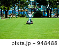 芝生を刈る人 948488