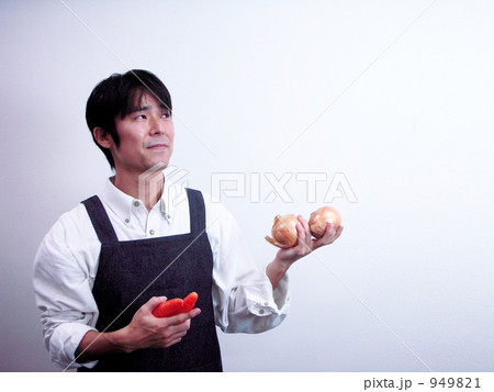 料理の準備をする男性 949821