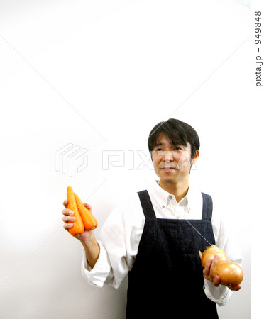 料理の準備をする男性 949848