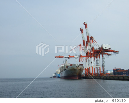 ガントリークレーンと貨物船 950150