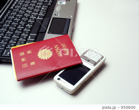 ノートパソコンとパスポートと携帯電話 950600
