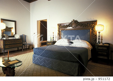 アンティーク 寝室 ベッドの写真素材