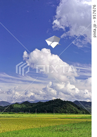秋空と紙飛行機 957676