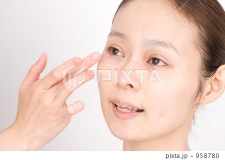 メイク中の女性 958780