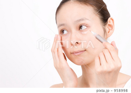 メイク中の女性 メイク中の女性 958998
