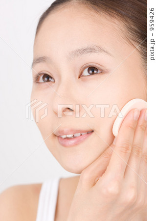 フェイスパウダーを塗る女性 フェイスパウダーを塗る女性 959426