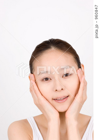 ベースメイクをした女性 960847