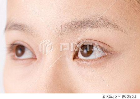 若い女性の眼 960853