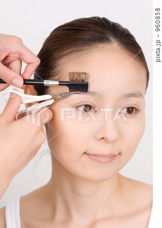 眉毛を整えてもらう女性 960858