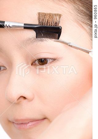 眉毛を整えてもらう女性 960865