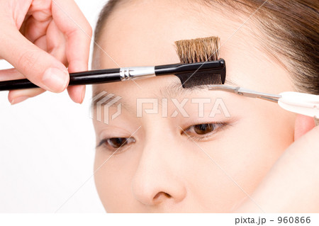 眉毛を整えてもらう女性 960866