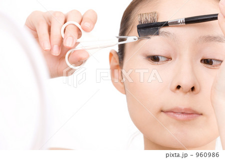 眉毛を整える女性 960986