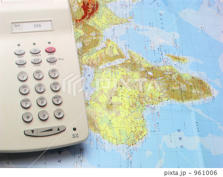 電話と世界地図 電話と世界地図 961006