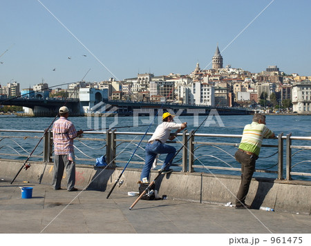 トルコ・イスタンブールの新市街と釣り人（旧市街より） 961475