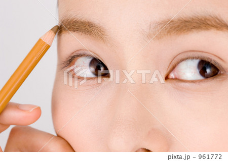 眉を描く女性 961772