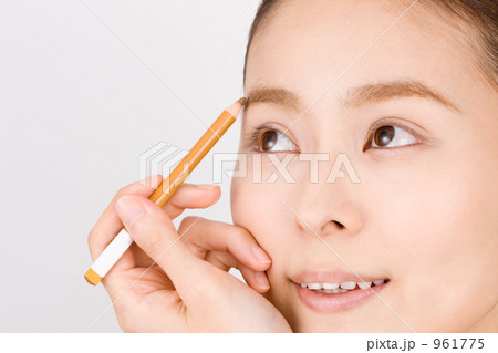 眉を描く女性 961775